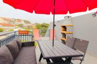 Character 2BR Upper Retreat with BBQ Terrace Parking - B&B Ponta Delgada