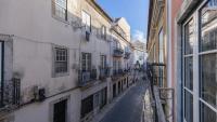Modern Apartment in Bairro Alto by LovelyStay - Bed and Breakfast Lissabon