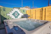 Sage Suite at ArnoTriplex! Private Hot Tub-Close to Downtown-Pet Friendly-No Pet Fee! - Chambres d’hôtes Albuquerque