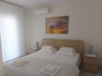 Theos Apartment - B&B Kanaláki