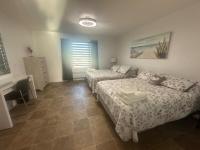 20 Minutes de Montréal, 3 chambres, 4 lits, 1 futon pour maximum 8 personnes - B&B Pointe-Calumet