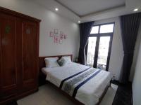 Zimmer mit Queensize-Bett und Balkon