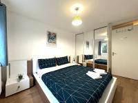 Habitación con cama extragrande.