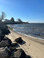 Cheerful 3bd Cape feet from beach, river access - Bed and Breakfast Central Waterford