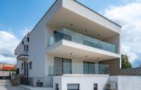 Apartments Villa Leonard - Modern Stay with Private Rooftop Jacuzzi & Sea Views, Barbariga, Vodnjan, Istria, Croatia - Chambres d'hôtes Barbariga