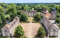Château Studio with Chapel and Water Views - B&B