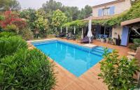 BELLE VILLA Piscine 120 m2, 8 pers, 3 belles chambres Près d'Aix-en-Provence - B&B