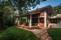 SaffronStays Laguna - 4BR vintage-chic villa with unique pool, gazebo & terrace sit-outs near Mandwa Jetty, Alibaug - Chambres d'hôtes Alibag