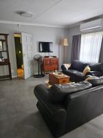 Giraffe's Rest, Self Catering Studio Apartment - B&B