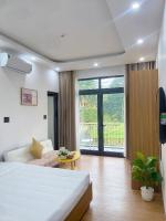 Zimmer mit Kingsize-Bett und Balkon