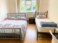 Royal Harrow Stay - Elegant Retreat Near Station - B&B