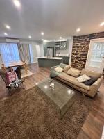 3 Bedroom City Apt, Big Yard & Park Views - Sleeps 7 - B&B