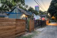 East Austin Bungalow w BBQ Firepit Fun Yard - B&B Austin