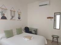 Habitación con cama grande