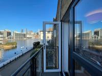 Canary Wharf Waterside Flat - B&B London