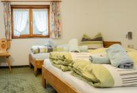 Dreibettzimmer mit Dusche