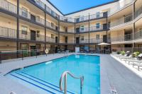 Sleek 2BR-Spring Training! w Pool, Gym&Parking - Ferienwohnung