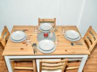 Casa Luxé 2 Bed Modern City Centre Apartment Free Parking & Outdoor Patio - Bed and Breakfast