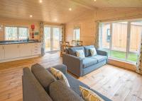 Dovestone Luxury Lodges sleeps 4 - pets welcome - B&B Oldham