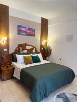 Zimmer mit Queensize-Bett und Balkon