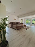 große Wohnung mit zwei Schlafzimmern und Terrasse in Bonn - B&B Bonn