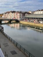 Bayonne centre Grand appartement sur les quais - Bed and Breakfast