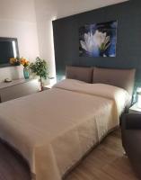 Habitación con cama grande y balcón