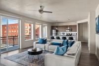 Gorgeous 2BD 2BA Pool,Gym,Htub near Convention Ctr - B&B