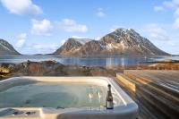 Fjordview Arctic Lodge with sauna and Jacuzzi - B&B Lyngværet