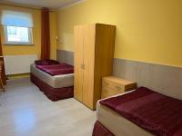 Tweepersoonskamer met 2 Aparte Bedden en Gedeelde Badkamer