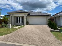 Modern Four Bedroom Holiday Home Available in Deebing Heights - B&B Loamside