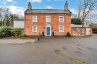 The Fabulous Glen - sleeps up to 10 people with parking for 4 vehicles - B&B