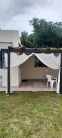 Casa con pileta, jardín, cochera y parrilla en Chascomús. Capac. 4 personas - B&B