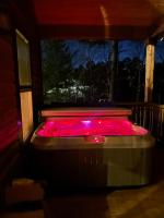 The Knotty Pine Cabin at Cabins of Wolf Pen Gap - Bed and Breakfast Mena