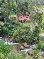 Casa com rio privado passando na frente e cercada por belas montanhas e piscina natural Estrada pavimentada até o estacionamento - B&B Nova Friburgo