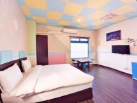 Habitación con cama grande y vistas al mar
