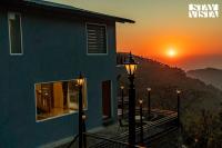 StayVista at Sunset Springs with Heated Swimming Pool - Bed and Breakfast Naini Tāl