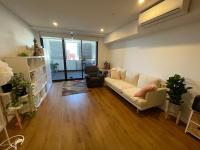 Shared modern apartment near airport - B&B