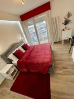Zimmer mit Kingsize-Bett und Balkon
