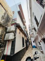 SREE JEE PAYING GUEST HOUSE, 1 km FROM KASHI VISHWANATH TEMPLE and 100 m to GANGA GHAT - B&B