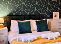 Manchester Townhouse by BEVOLVE - 4 bedrooms - Free Parking - B&B