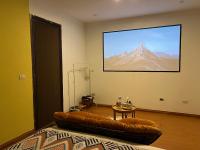 Habitación con cama extragrande y balcón