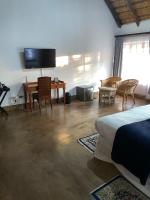 Zimmer mit Queensize-Bett und Gartenblick