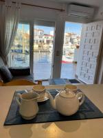 Apt Rhodes B dans la marina d'Empuriabrava, terrasse avec vue sur port Rhodes et les pyrénées - B&B Empuriabrava