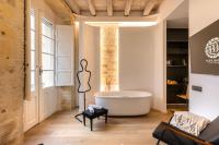 Zimmer mit Queensize-Bett und Whirlpool-Badewanne