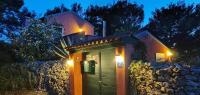 Villa Macaklin - Authentic island house at the beach in Čikat forest Park with its own parking - B&B