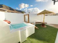 Bungalow Ahul Famara con pequeña piscina - Bed and Breakfast