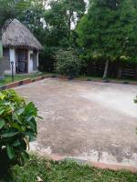 Plastic Bottles House - Bed and Breakfast Entebbe