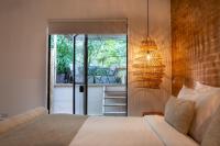 Zimmer mit Kingsize-Bett und Balkon