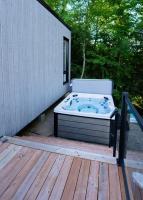 Le Cliff Cabin Farmhouse - Jacuzzi, 10 min from Tremblant - B&B